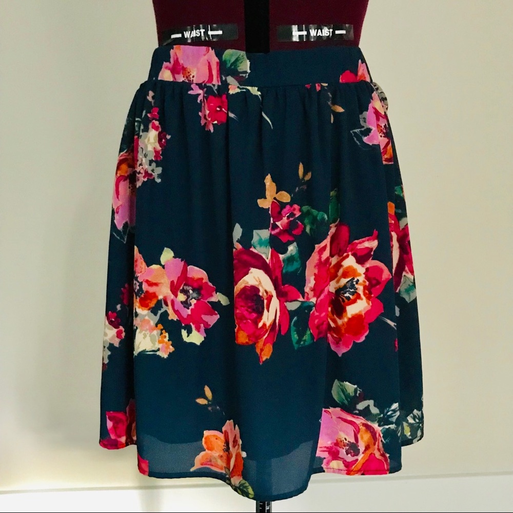 🎉HP🎉SIZE M Buttons Rose Navy Midi Skirt